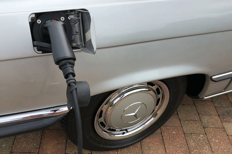 Steckdose des elektrifizierten Mercedes-Benz 350 SL von 1974 (© Iconic Auctioneers)