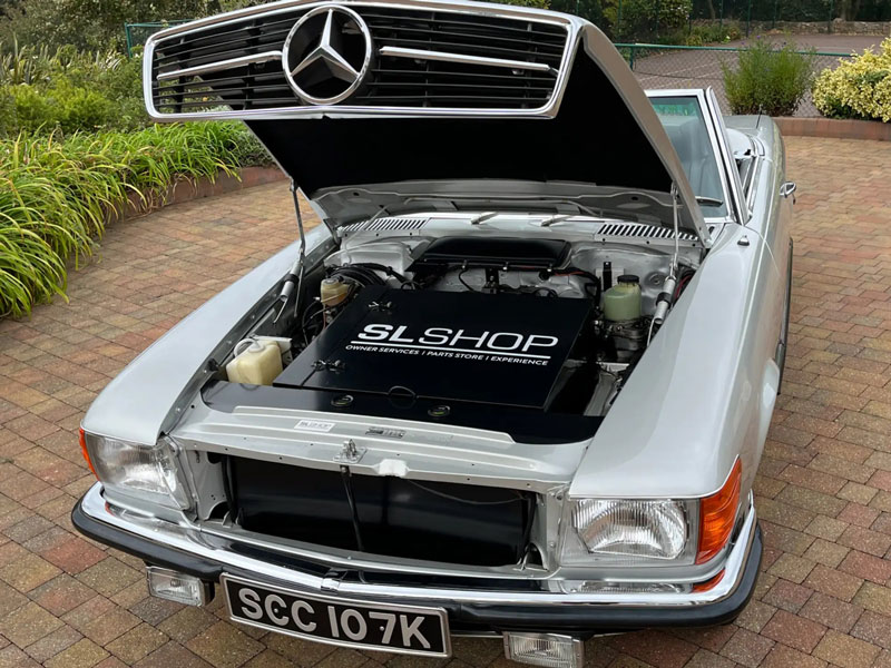 Blick unter die Motorhaube beim elektrifizierten Mercedes-Benz 350 SL von 1974 (© Iconic Auctioneers)