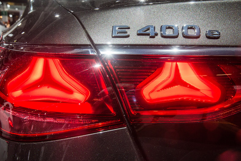 Rückleuchten des Mercedes-Benz E400 von 2023 an der Auto Zürich (© Daniel Reinhard)
