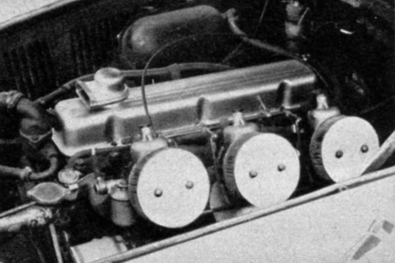 Der Motor eines Opel Kapitän im Bug eines Maserati 3500 GT