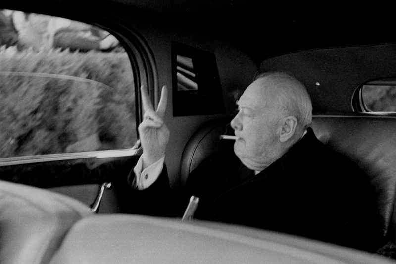 Winston Churchill im Fond des Rolls-Royce Silver Wraith von Emery Reves