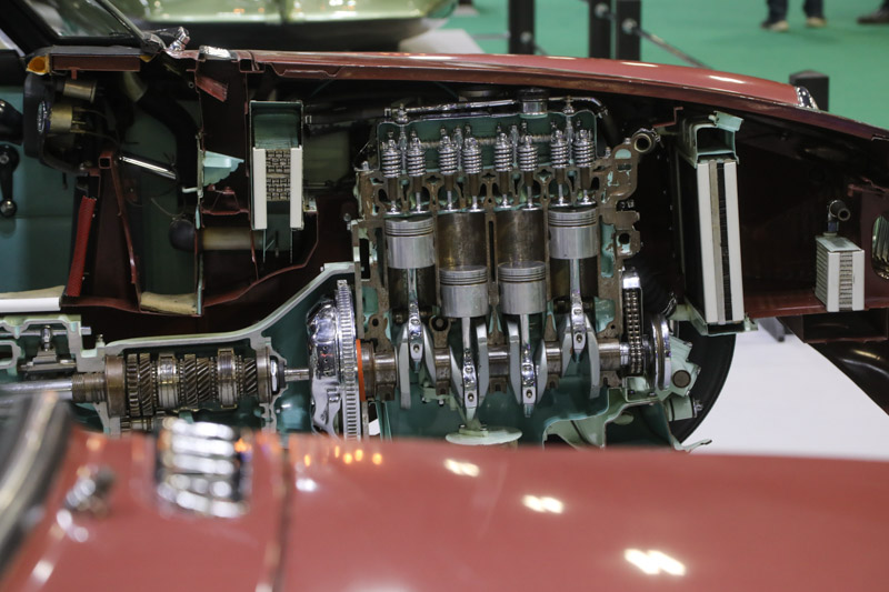 Rétromobile 2024 - Motor beim MGB GT Schnittmodell in der Sonderschau 100 Jahre MG (© Bruno von Rotz)