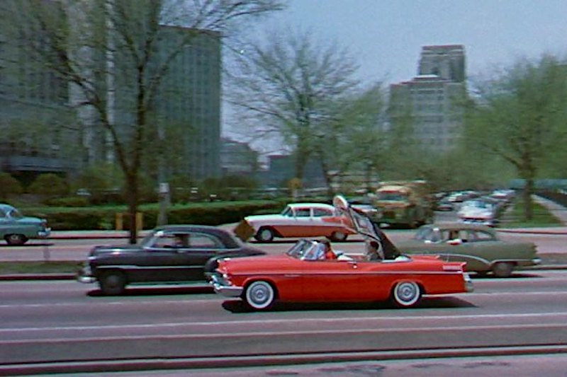 Chrysler New Yorker Convertible Coupe (1956) – Szene aus dem Film "Alles um Anita"