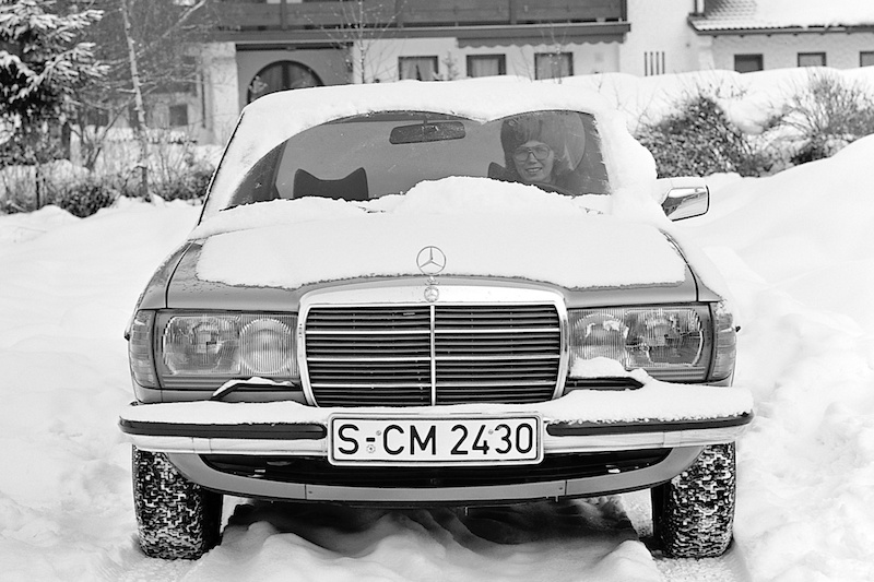 So nicht: Mercedes-Benz W123, nur mit den Scheibenwischern vom Schnee befreit