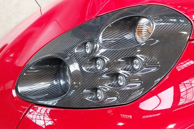 Der Scheinwerfer eines Alfa Romeo 4C von 2017