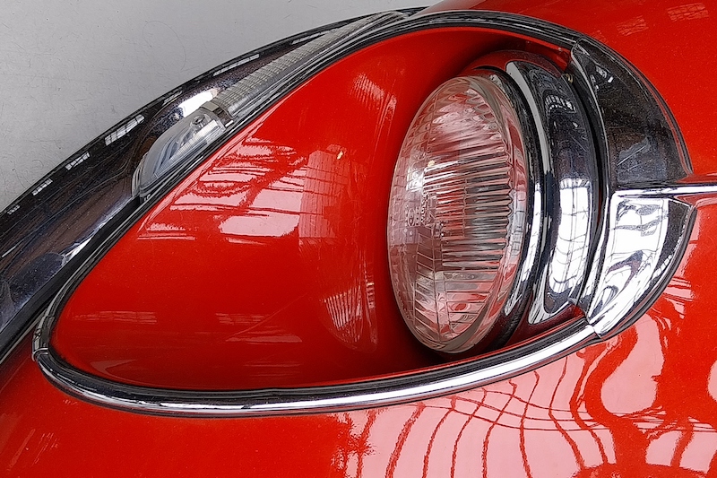 Der Scheinwerfer eines Jaguar E 4.2 Litre von 1967