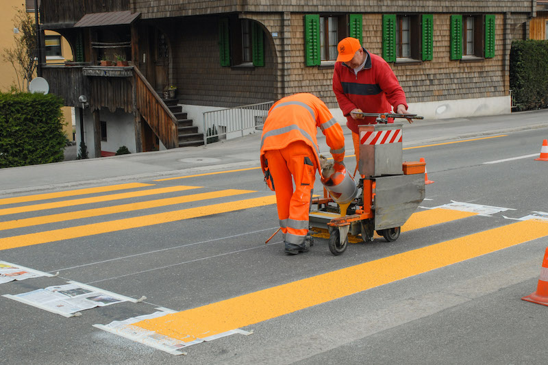 Markierung eines neuen Schweizer Fussgängerstreifens