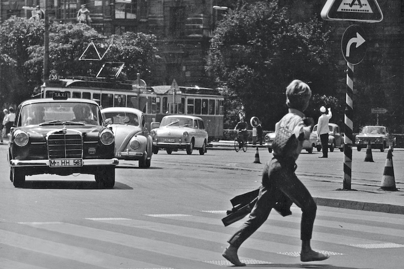 Ein Mercedes-Benz 190 D Taxi vor einem Zebrastreifen in München in den Sechzigerjahren