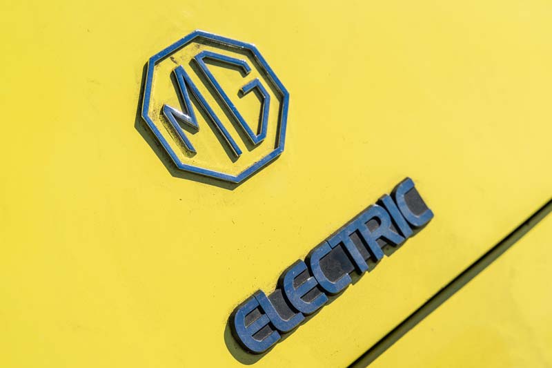 Emblem auf dem Heck des elektrifizierten MGA von 1959 (© Bonhams)