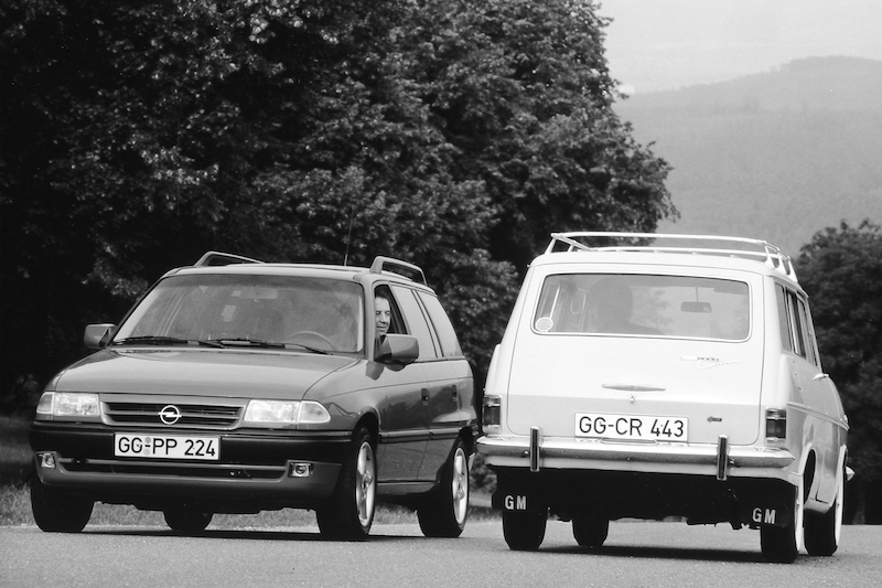 Opel Astra Caravan (1993) und Opel Caravan 1000 (1963)