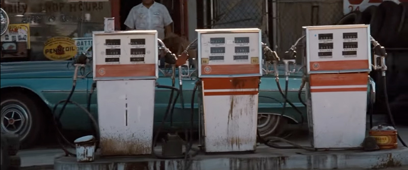 Ford Thunderbird an der Tankstelle
