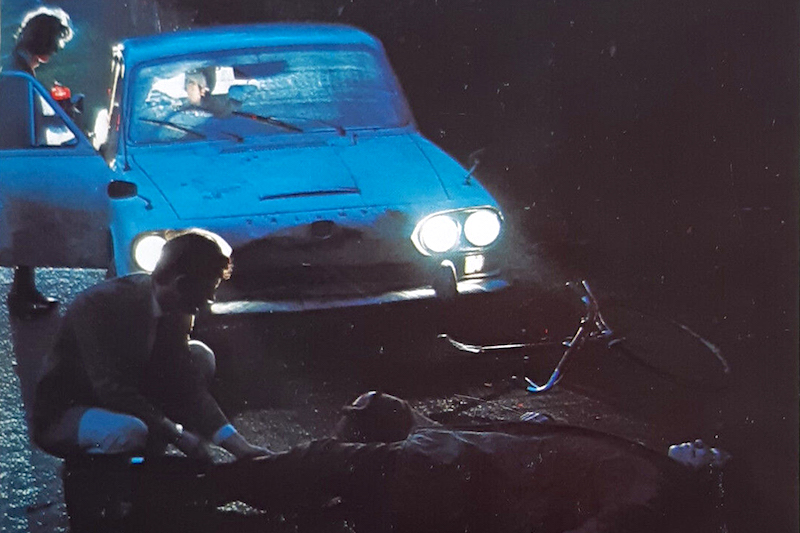 Triumph 2000 (1966) ist in einen Unfall mit einem Radfahrer verwickelt