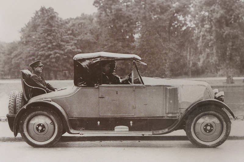 Artikelbild Auf Nebenstrassen durch die Automobilgeschichte (3): Sind Chauffeure Hauspersonal oder angestellte Mechaniker?