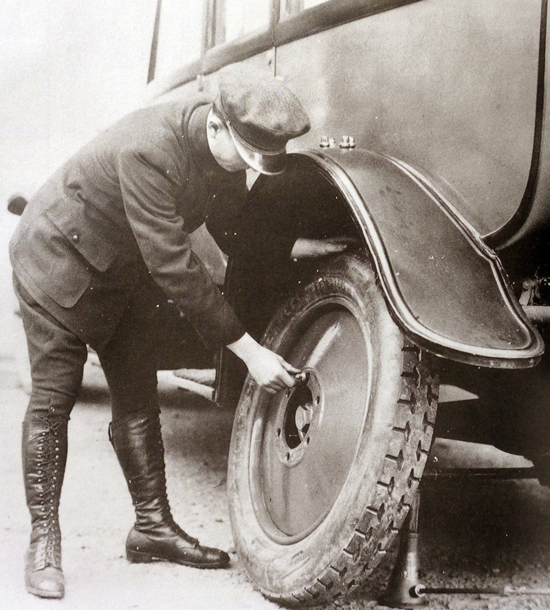 Der Chauffeur wechselt das Rad (Archiv Gerhard Schütz)