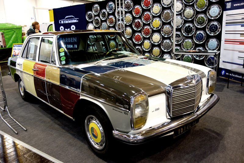 Mercedes-Benz /8 von 1971, lackiert in 64 Originalfarben an der Techno Classica 2024 (© Wolfram Hamann)
