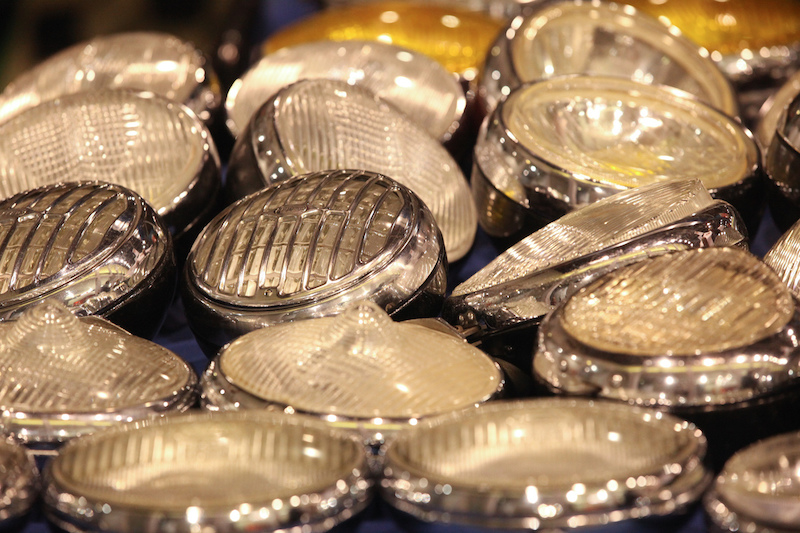 Scheinwerfer verschiedener Arten mit Streuscheiben für Nebel und Fernlicht