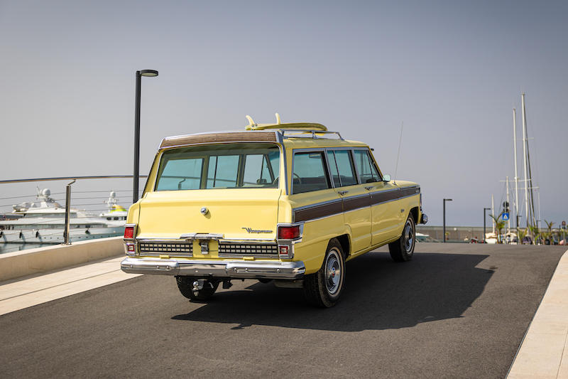 Jeep Wagoneer Custom (1973) im Farbton "Daisy Yellow"