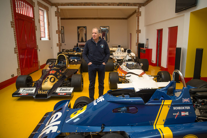 Jody Scheckter zwischen den Rennwagen in seiner Sammlung