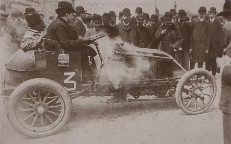Louis Renault beim Start zum fatalen Rennen Paris-Madrid 1903, abgebrochen in Bordeaux wegen schwerer Unfälle. Einer kostete Renault das Leben © Archiv Gerhard Schütz