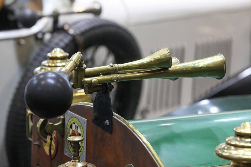 Artikelbild Auf Nebenstrassen durch die Automobilgeschichte (6): Wann muss man hupen?