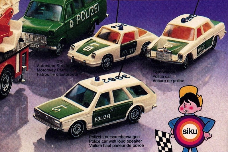 Seite aus dem Siku-Prospekt von 1981/1982 mit Porsche 911 Targa, VW Passat, Mercedes-Benz 250 und Ford Transit