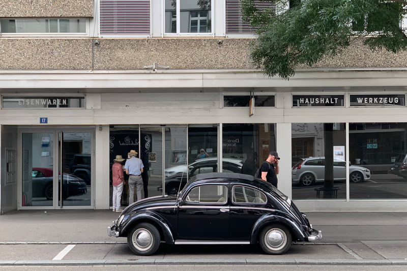 VW Käfer 1200 vor einer Eisenwarenhandlung (© Bruno von Rotz)