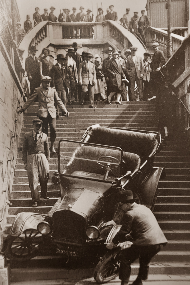Ford Model T auf der Treppe - diese Erschütterungen waren garantiert nicht gesundheitsfördernd (© Archiv Gerhard Schütz)