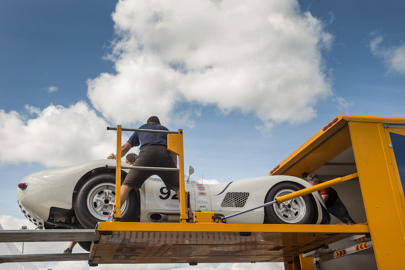 Lister-Chevrolet "Knobbly" (1959) – wird abgeladen am 51. Belmot Oldtimer-Grand-Prix
