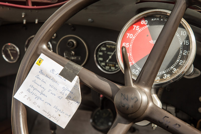 Technischer Merkzettel am Lenkrad eines Alfa Romeo 8C – Belmot-OGP 2024