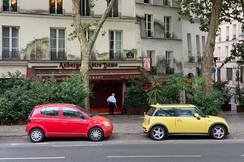 Ältere Mini und Toyota in Paris (© Bruno von Rotz)