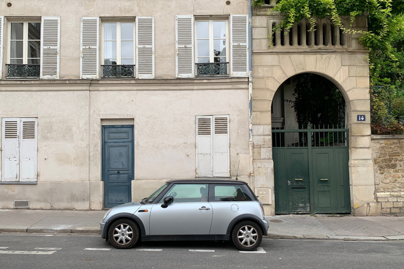 Älterer Mini in Paris (© Bruno von Rotz)