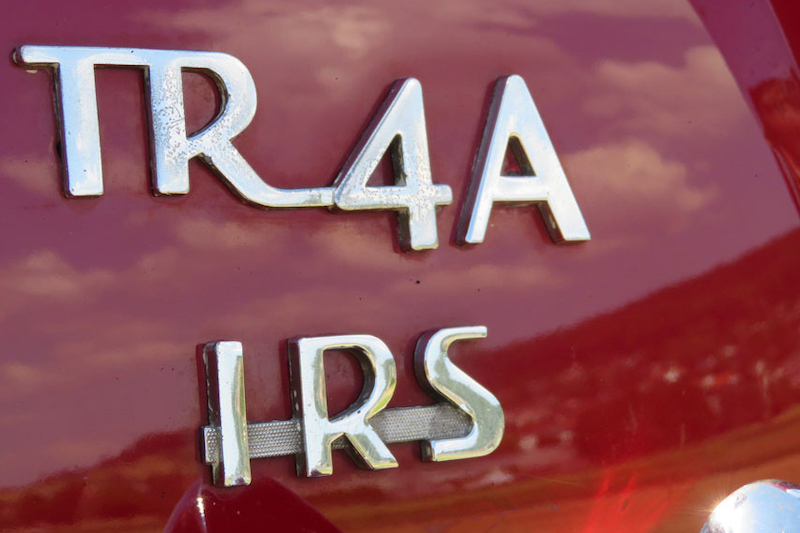 Triumph TR4A IRS (1966) – Schriftzüge am Heck