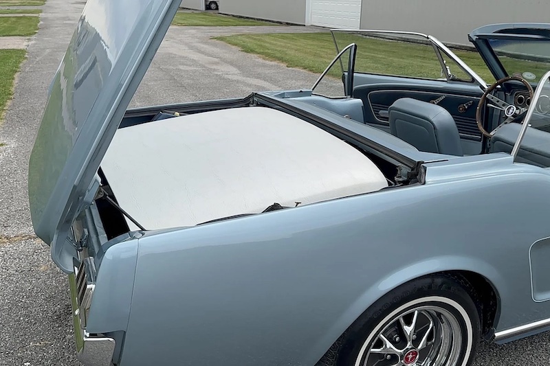 Ford Mustang (1965) – mit klappbarem GFK-Dach