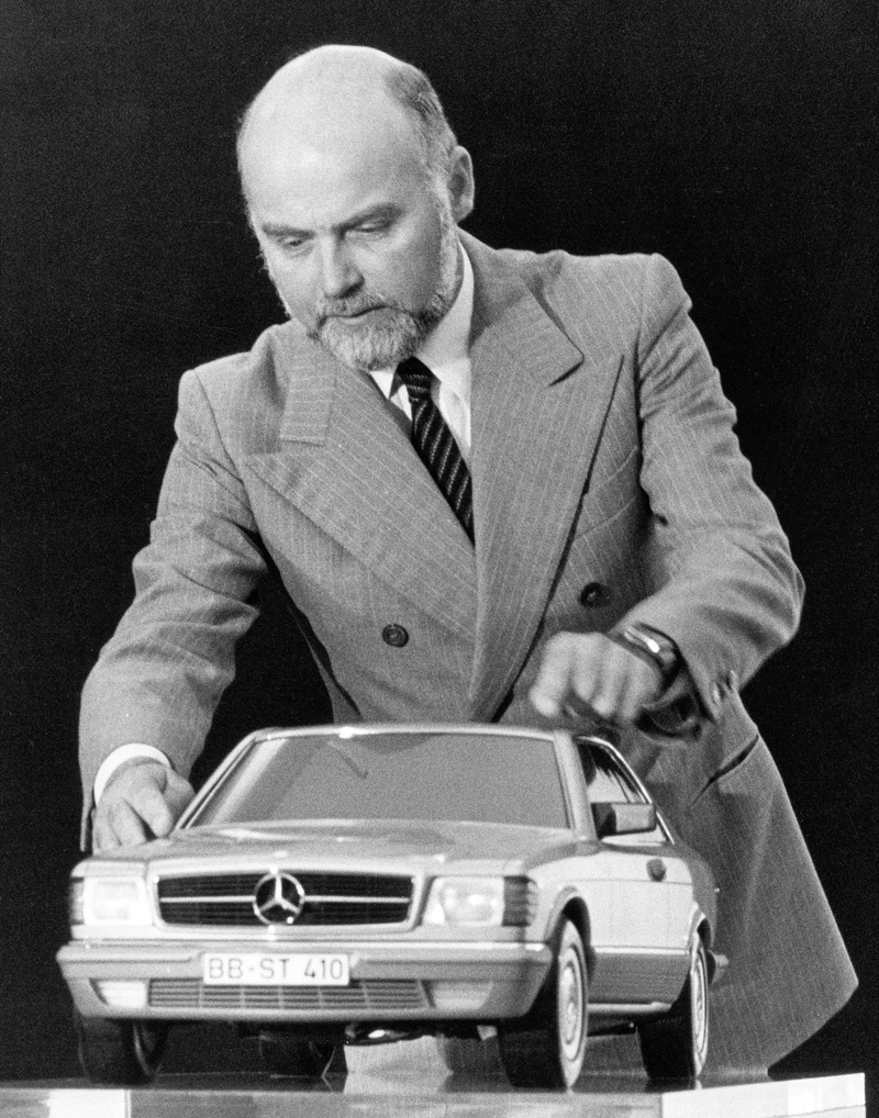 Bruno Sacco mit dem C126 (© Mercedes-Benz AG)