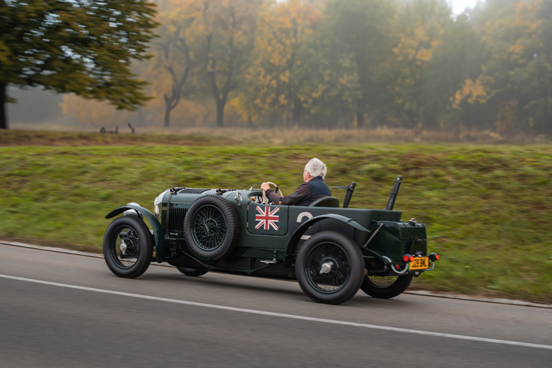 Unterwegs im Bentley Blower Jnr by Hedley Studios (© Robin Möhl)