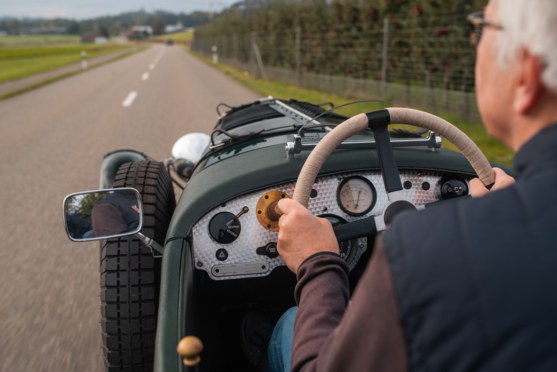 Am Lenkrad des Bentley Blower Jnr by Hedley Studios (© Robin Möhl)