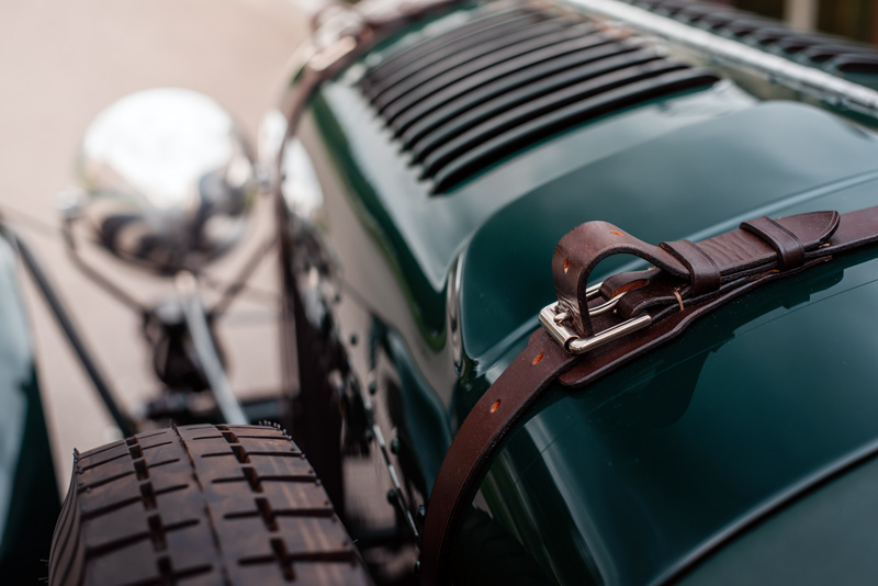 Motorhauben-Sicherung mit Riemen - Bentley Blower Jnr by Hedley Studios (© Robin Möhl)