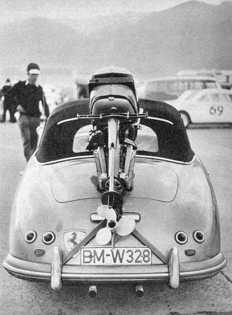 Porsche 356 Speedster (1955) – Der Wagen von Wolfgang Graf Berghe von Trips mit Ferrari-Emblem und Aussenbordmotor