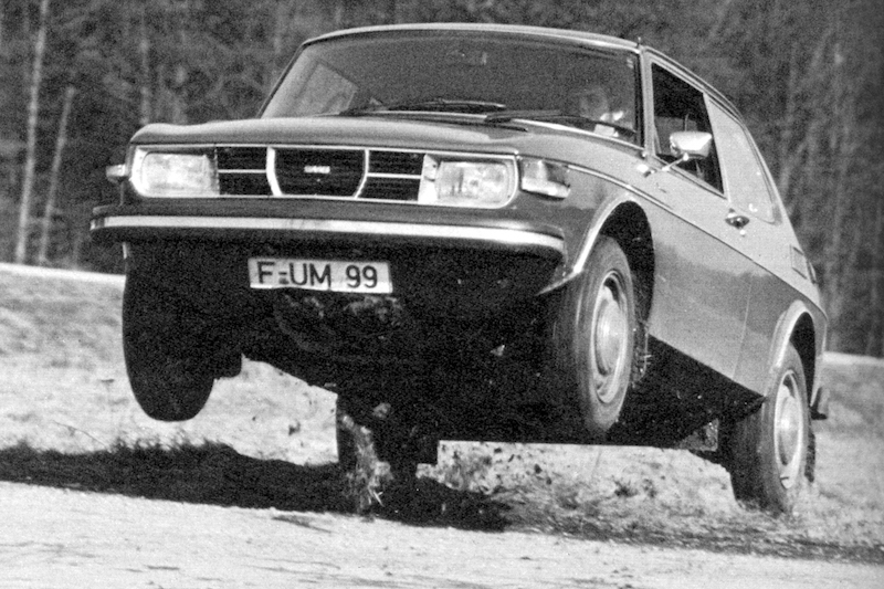 Saab 99 (1976) auf dem Sprung im Mot-Test