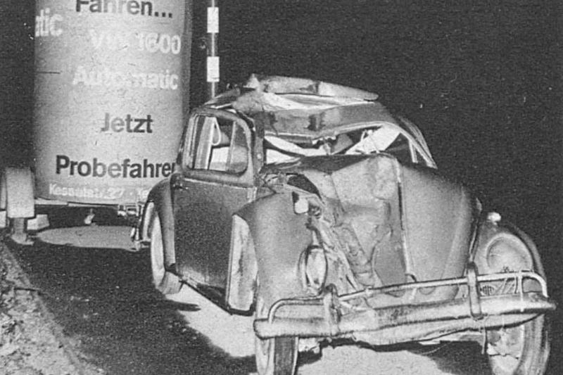 VW 1600 Automatic (1968) – Werbung mit einem verunfallten Käfer