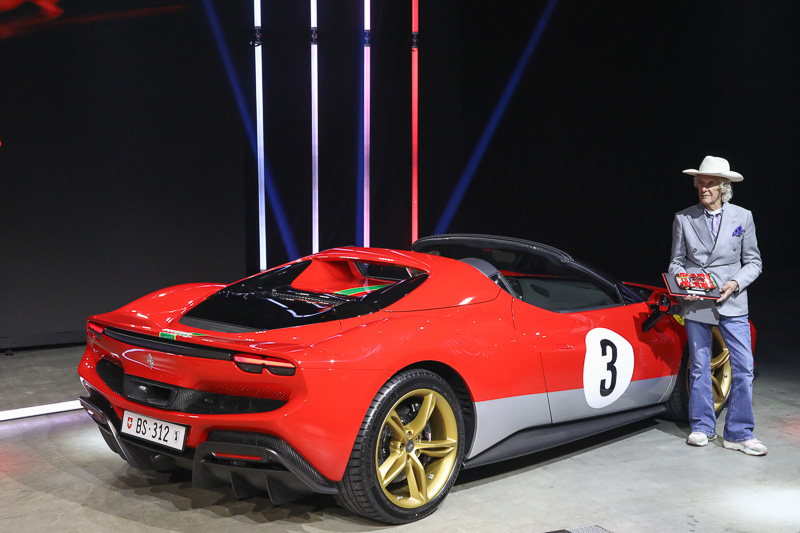Arturo Merzario mit dem Ferrari 296 GTS an der Auto Zürich 2024 (© Bruno von Rotz)