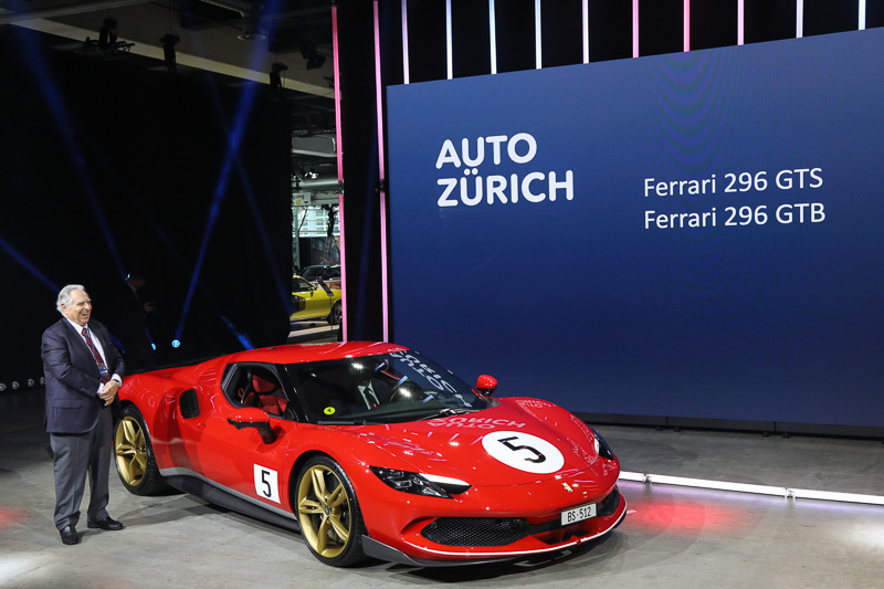 Peter Schetty mit dem Ferrari 296 GTB an der Auto Zürich 2024 (© Bruno von Rotz)