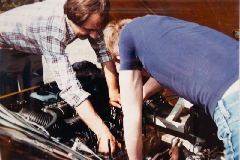 Schrauben am TVR 2500 M (1972) (© Max Müller)