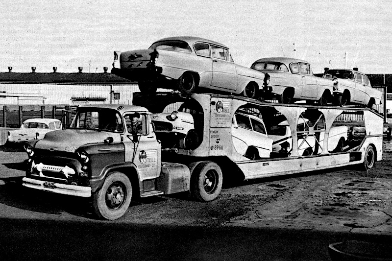 Fabrikneue Opel Rekord P1 und Opel Caravan P1 auf einem Autotransporter mit Chevrolet-Zugmaschine