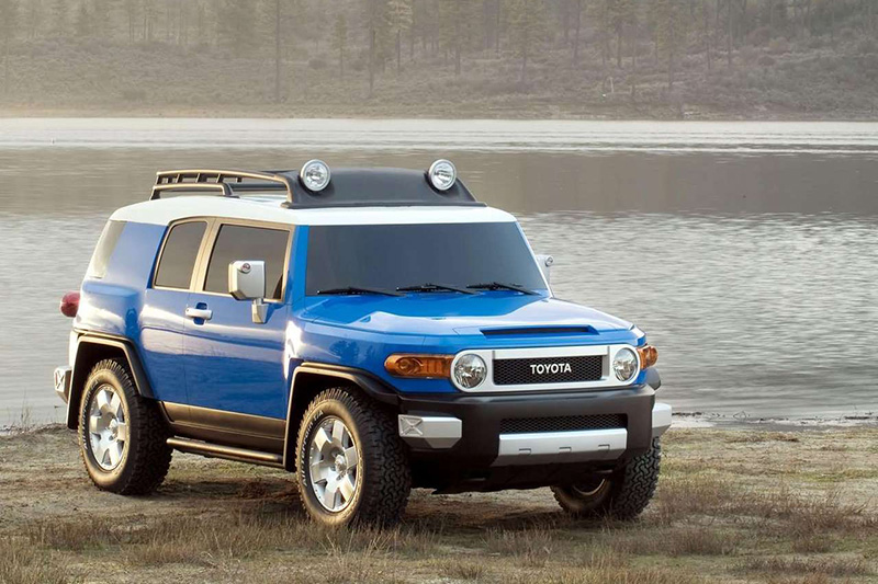 Toyota FJ Cruiser (2007) – orientiert sich stilistisch am Land Cruiser aus den Sechzigerjahren