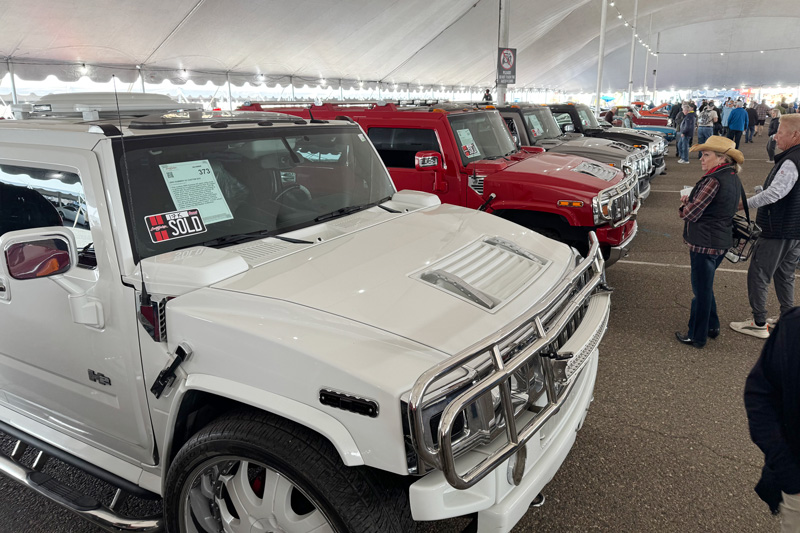 Hummer in Reih und Glied an der Barrett-Jackson Versteigerung Scottsdale 2025 (© Martin Widler)