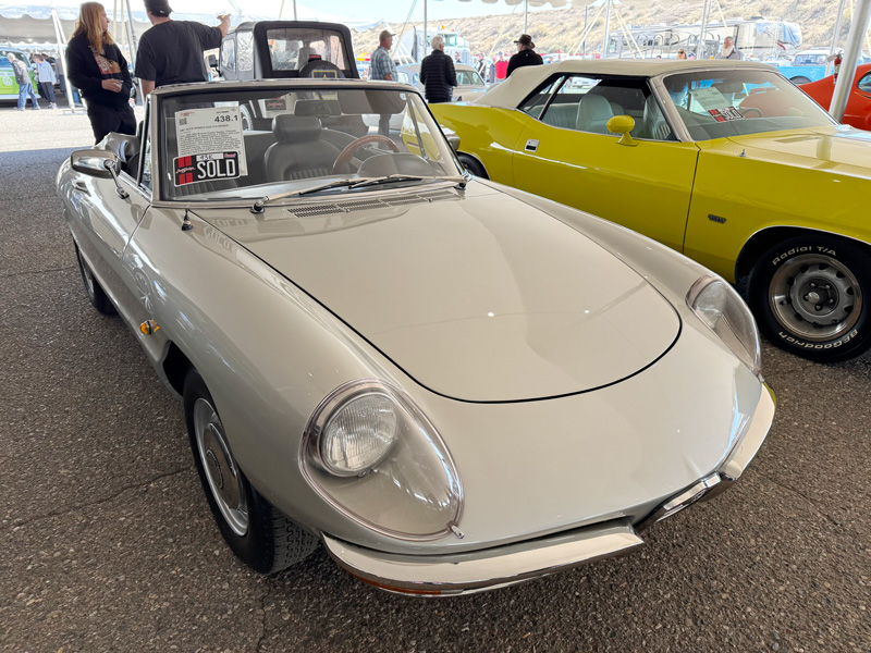 Alfa Romeo Duetto Spider bei der Barrett-Jackson Versteigerung Scottsdale 2025 (© Martin Widler)
