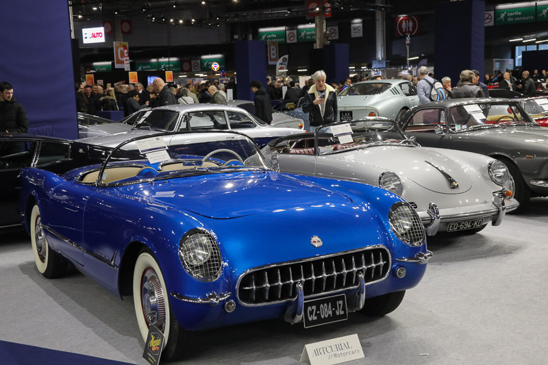 Chevrolet Corvette in Blau und Porsche 356 in Silber bei Artcurial Paris 2025 (© Bruno von Rotz)