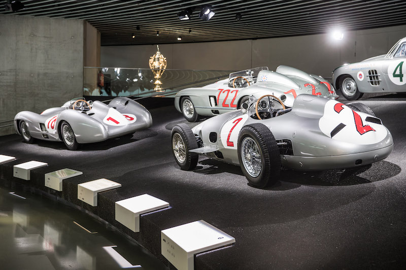 Mercedes-Benz Silberpfeile im Mercedes-Museum (© Daniel Reinhard)