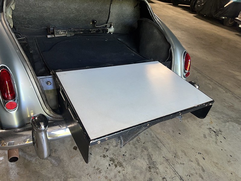 Picknick-Tisch im Bentley S2 von 1962 (© Gullwing Motor Cars)